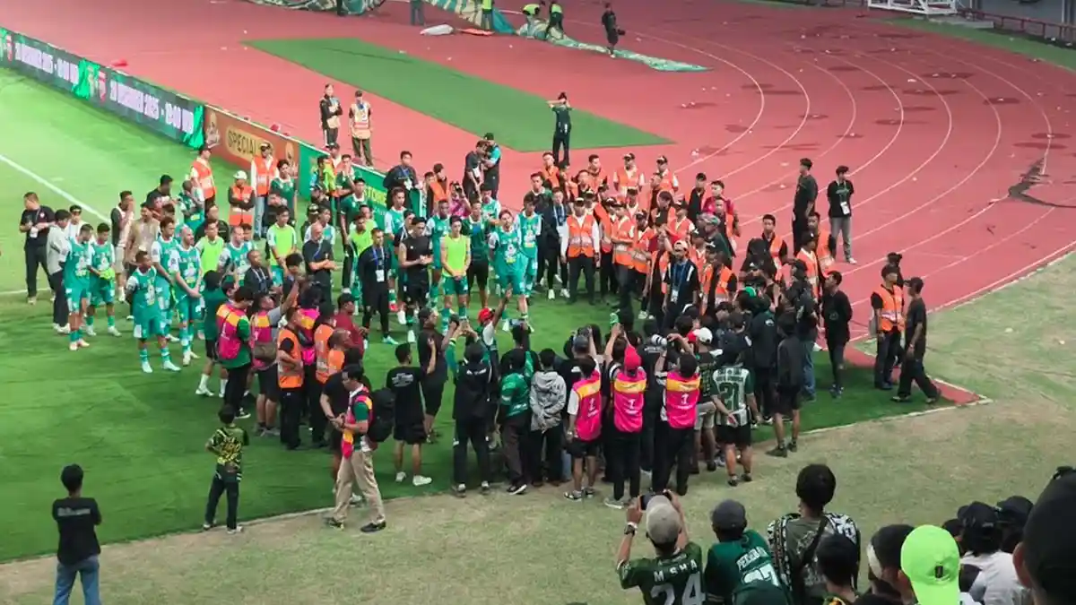 Eduardo Perez bisa jadi Tumbal Skor Imbang Persebaya Vs Arema FC di GBT, Bonek Teriak Edu Out