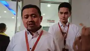 Dony-Ahmad-Munir-dan-Fajar-Aldila-di-KPU-Senin-2392024.jpg