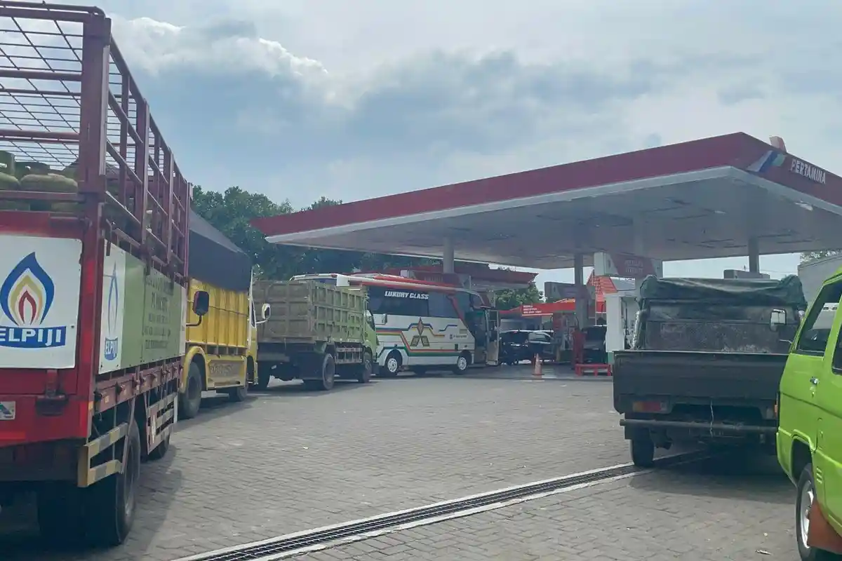 Antrean Mengular Kendaraan Roda 4 Terjadi di Sejumlah SPBU Tuban, Sopir Keluhkan Sulit Dapat Solar