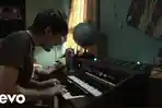 Lirik dan Terjemahan Fireflies - Owl City: Senandung Terjaga di Malam Hari