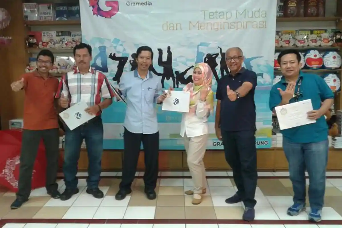 4 karyawan Gramedia Dapat Penghargaan Cincin Satia Kalpika