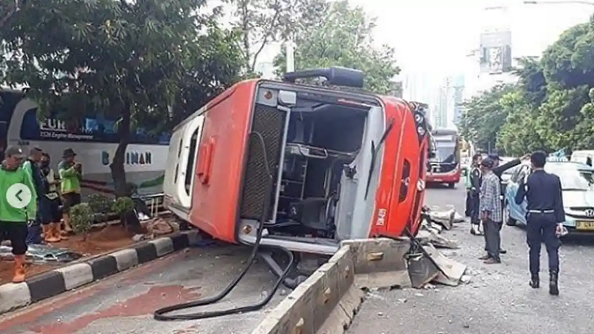 Berikut 4 Penumpang Korban Luka Bus TransJakarta Terguling di Gatot Soebroto