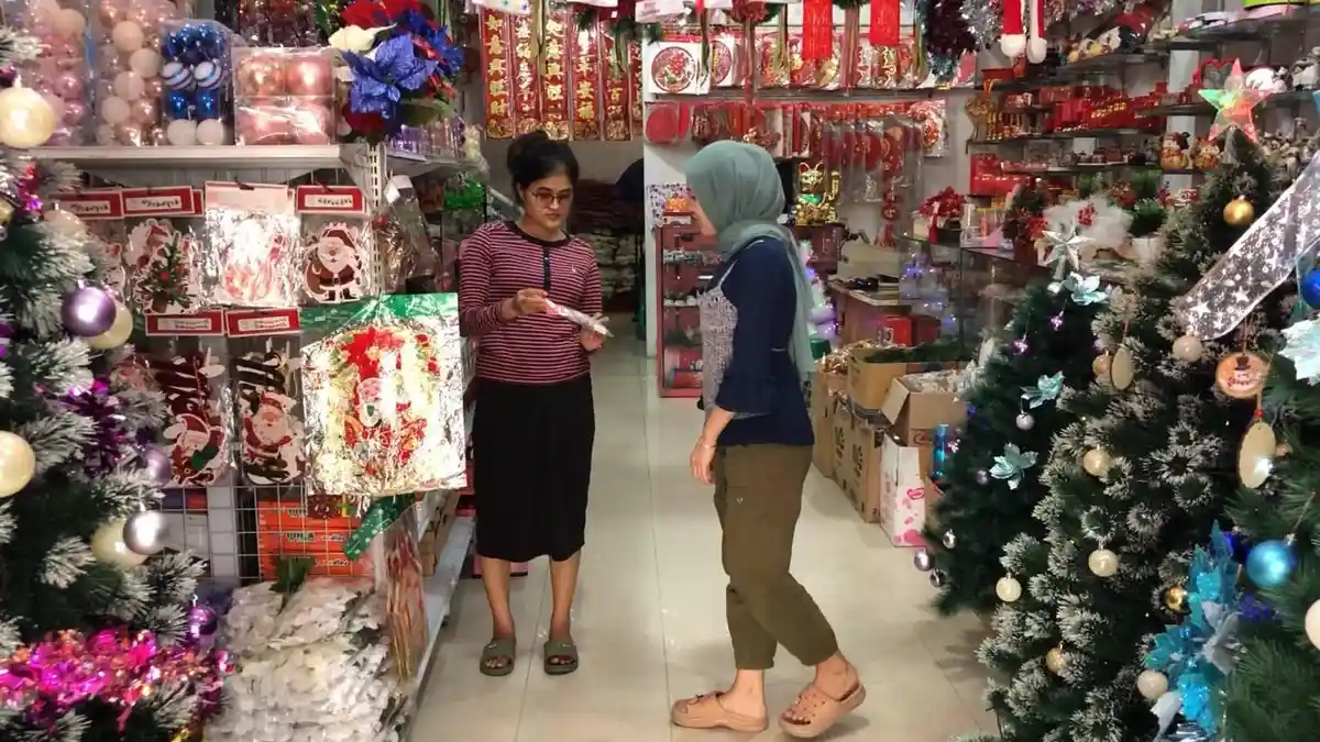 Pernak-pernik Natal di Pekanbaru Diburu Pembeli