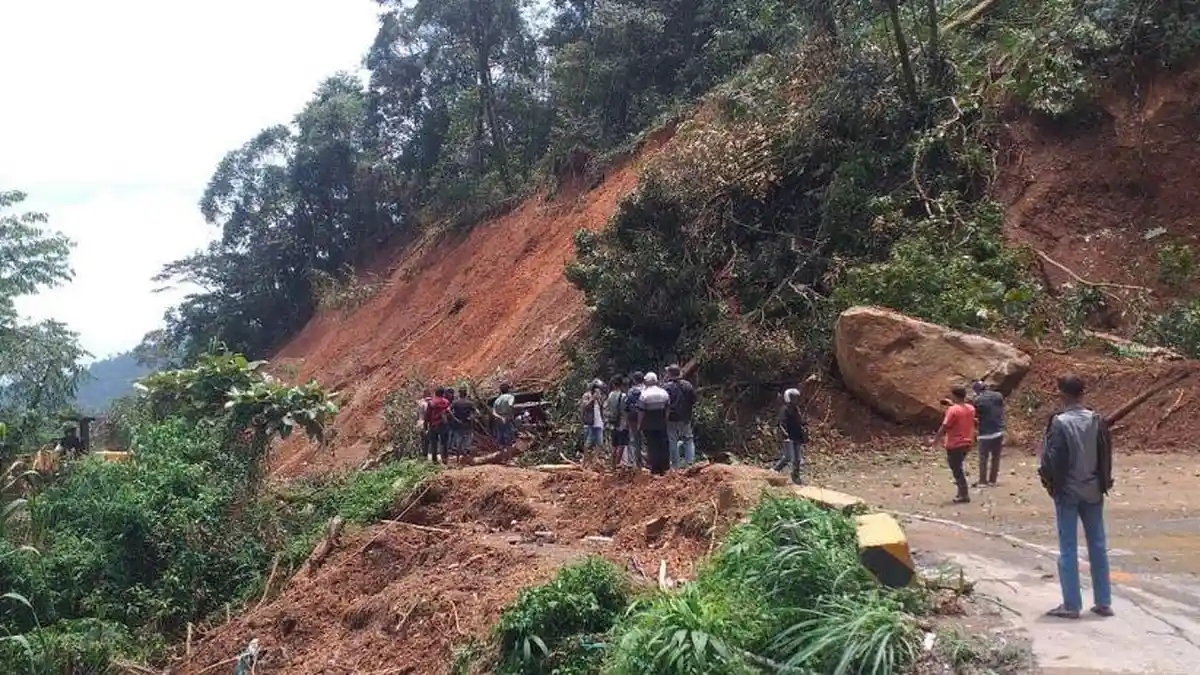 Longsor di Sitinjau Lauik Hari Ini, BPBD Padang: Belum Bisa Dilewati Kendaraan