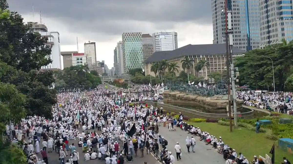 Massa Suarakan Orasi dengan Tertib, Tidak Lupa Ingatkan Jangan Buang Sampah Sembarangan