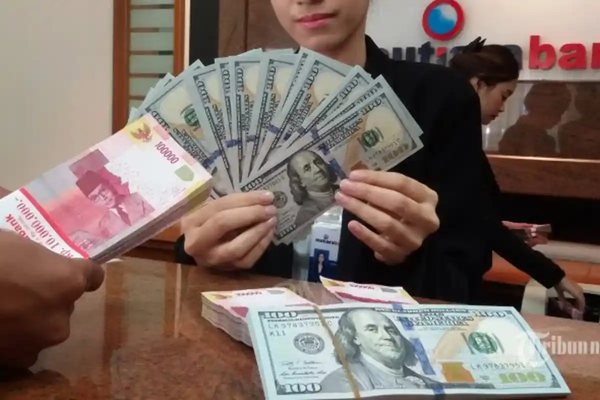 Bloomberg Mencatat Rupiah Mendekati 13.600 Per Dolar, Ini Penyebabnya