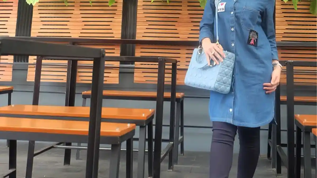 Model Cantik Ini Ke Surabaya Hanya Untuk Mencari Sepatu