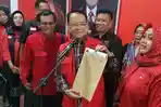 Ketua-DPC-PDIP-Kabupaten-Majalengka-Karna-Sobahi-saat-menunjukkan-surat-tugas.jpg