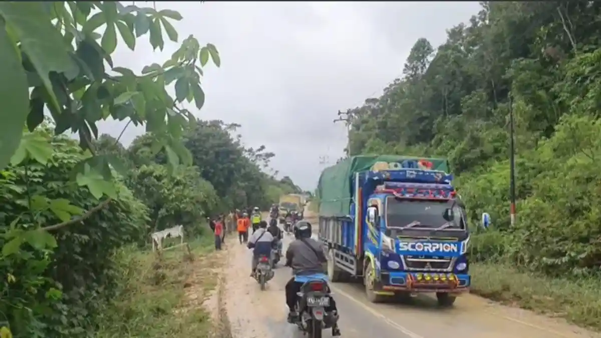 Ruas Jalan Sintang-Melawi Yang Tertimbun Tanah Longsor Sudah Normal