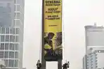 6 Aktivis Greenpeace Panjat Bentangkan Spanduk Protes di Bundaran HI Dibawa ke Mapolda