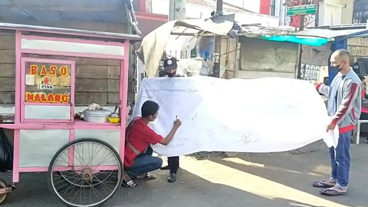 Desak Pemda Cabut PPKM Darurat, Warga Berikan Obat Tetes Mata dan Sandal Jepit, Ini Maknanya