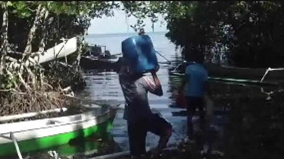 Dilanda Kekeringan, Warga Menyeberang Pulau Demi Cari Air Bersih