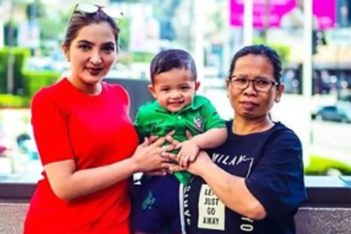 Makan Bareng Ketika Liburan di Luar Negeri, Perlakuan Ashanty Pada Pengasuh Anaknya Ini Tuai Pujian