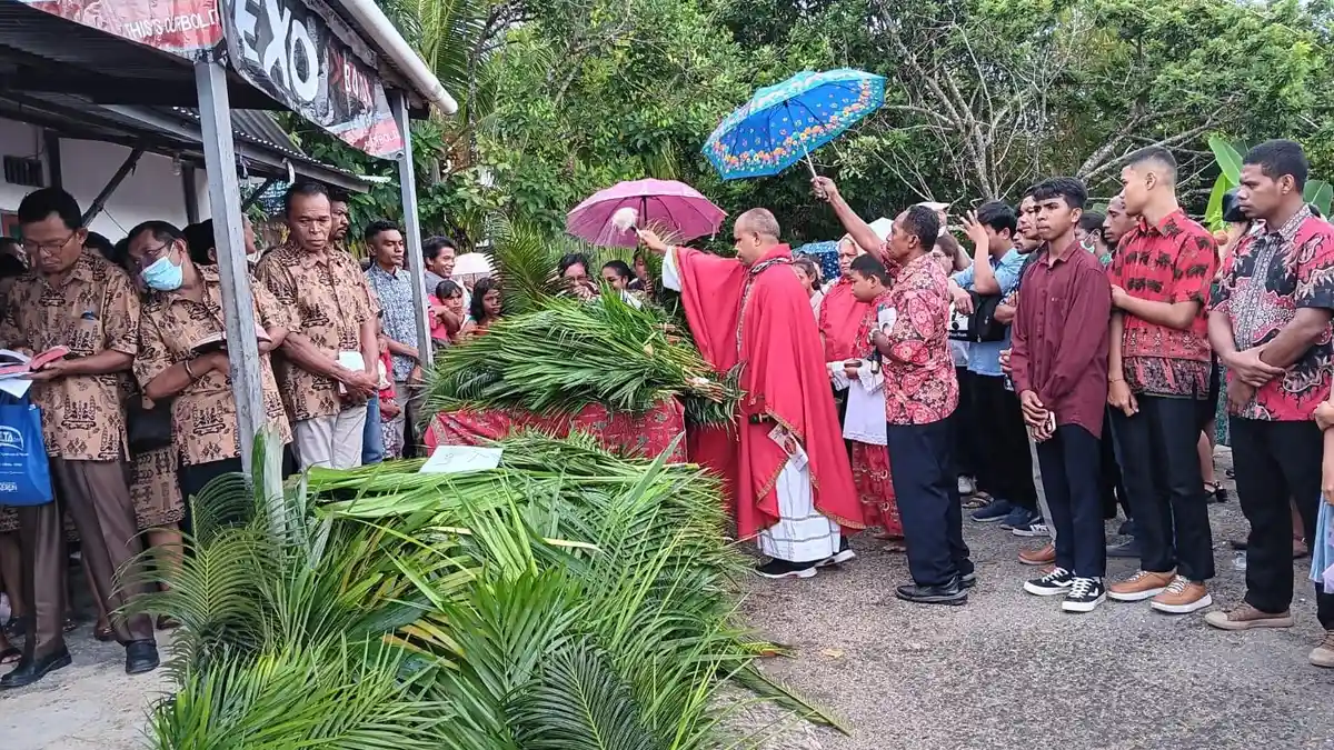 Suasana Misa Minggu Palma di Gereja Katolik Santo Arnoldus Janssen Sorong