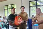 Bupati-Kepulauan-Sangihe-Michael-Thungari-beri-bantuan-kepada-warga.jpg
