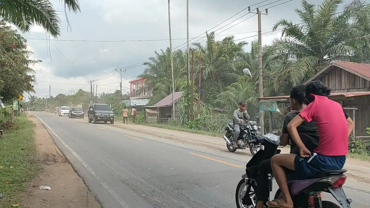 Taburan Pasir Ganggu Pengendara yang Melintas di Lintas Timur
