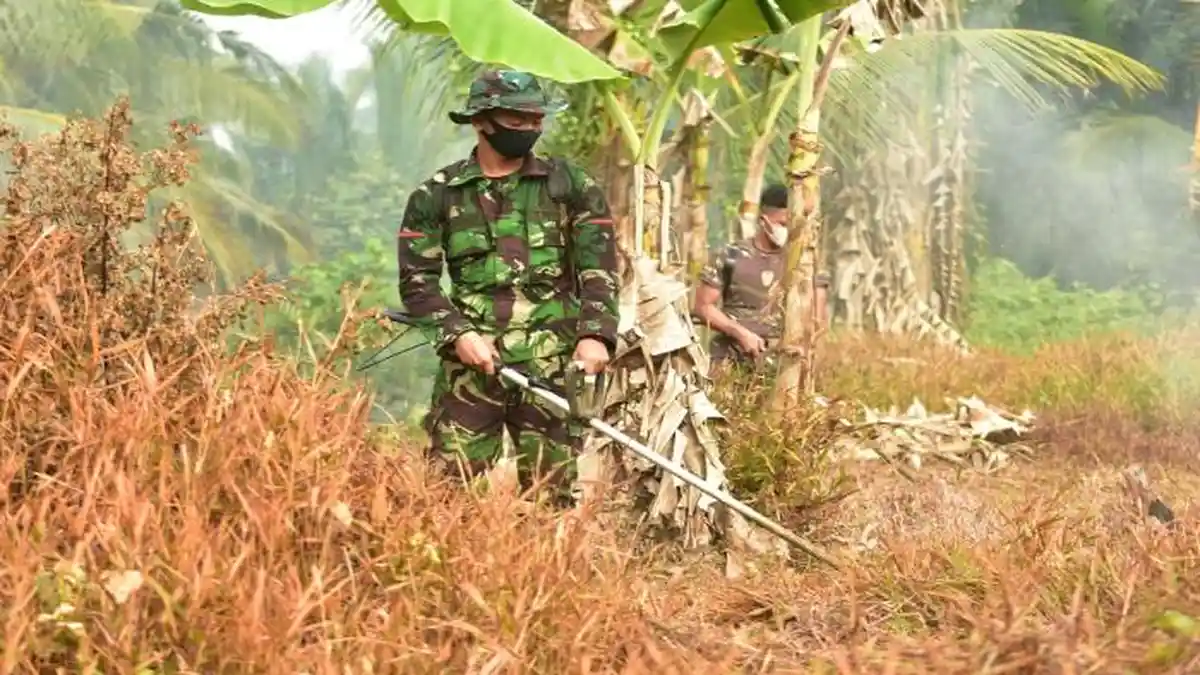 Peduli Terhadap Lingkungan, Yonkav 12/BC Bantu Masyarakat Bersihkan Pemukiman dan Pemakaman