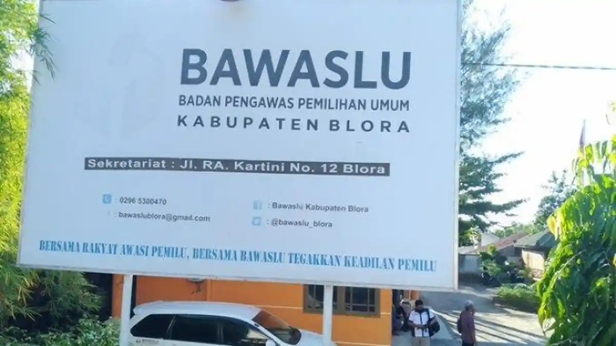 Diduga Bagikan Paket Sembako Berisi Kalender Bergambar Istrinya, Bupati Blora Dilaporkan ke Bawaslu