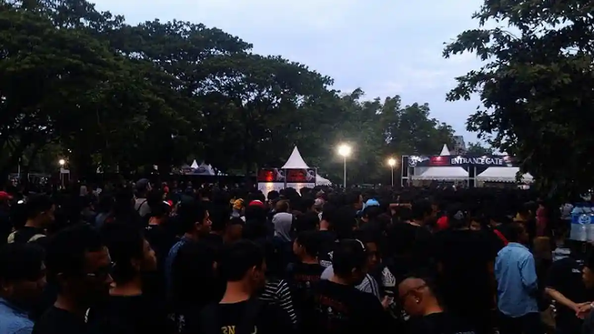 PHOTO BREAKING NEWS: Antrean Tiket Konser Avanged Sevenfold Mengular di Parkir Timur Senayan