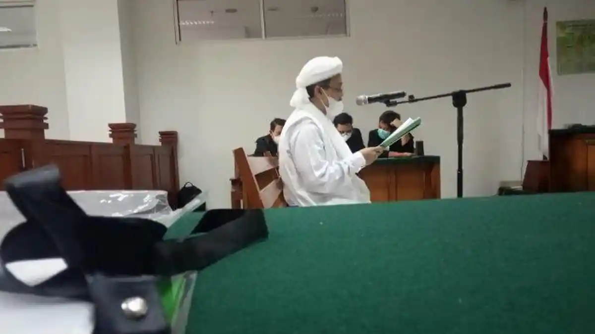 Habib Rizieq Shihab Pakai Atribut Palestina di Sidang Pledoi