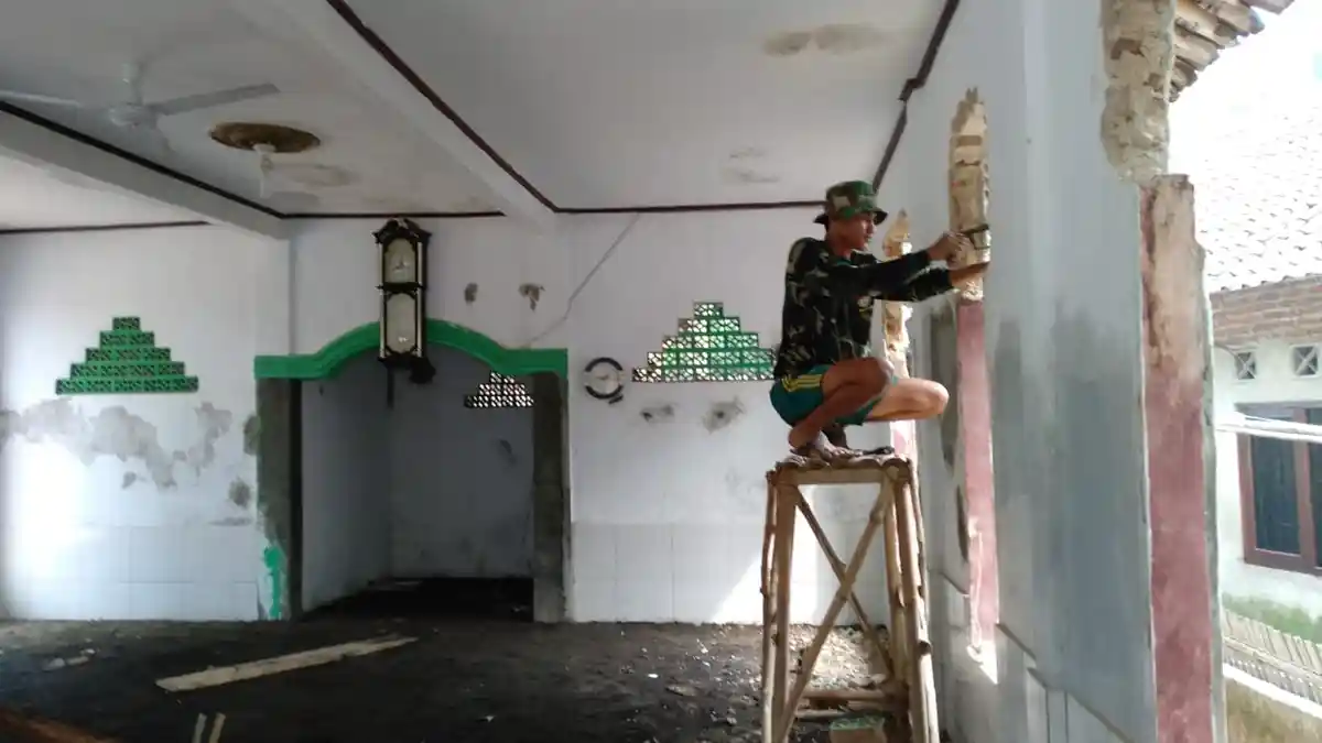 Bersama Warga Satgas TMMD Tinggikan Langit-langit Mushola