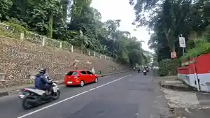 Tanjakan-Sarijan-di-Jalan-Raya-Gunungbatu-Kecamatan-Bogor-Barat.jpg