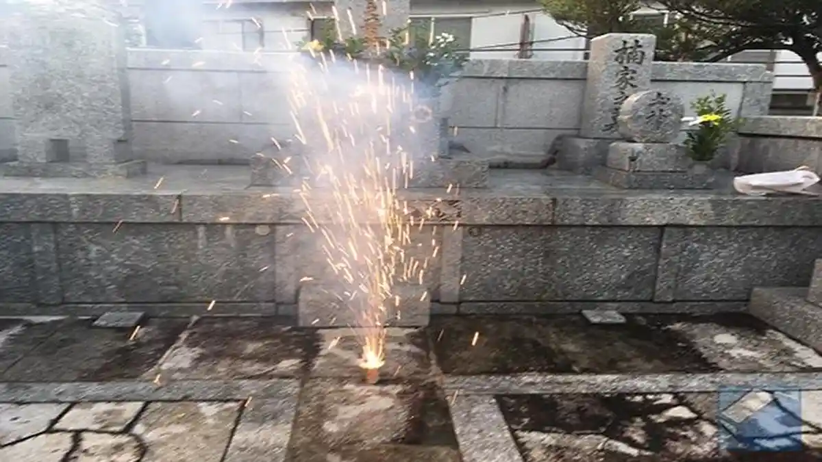 Mengintip Tradisi Tahunan Bakar Mercon dan Kembang Api di Kuburan Kawasan Nagasaki Jepang