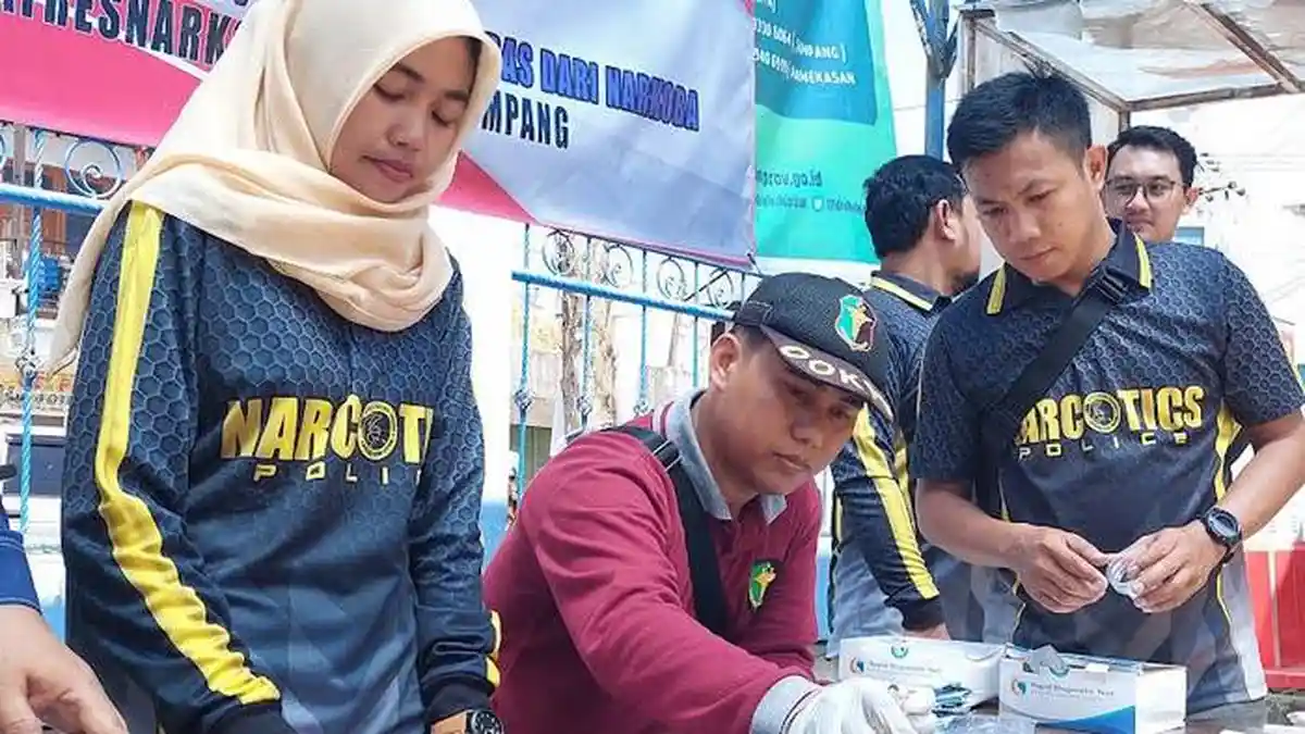 Puluhan Supir Bus Lakukan Tes Urine di Terminal Sampang, Upaya Antisipasi Penggunaan Narkoba