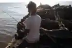 Seorang Mancing Diatas Bangkai Kapal Pantai Ancol