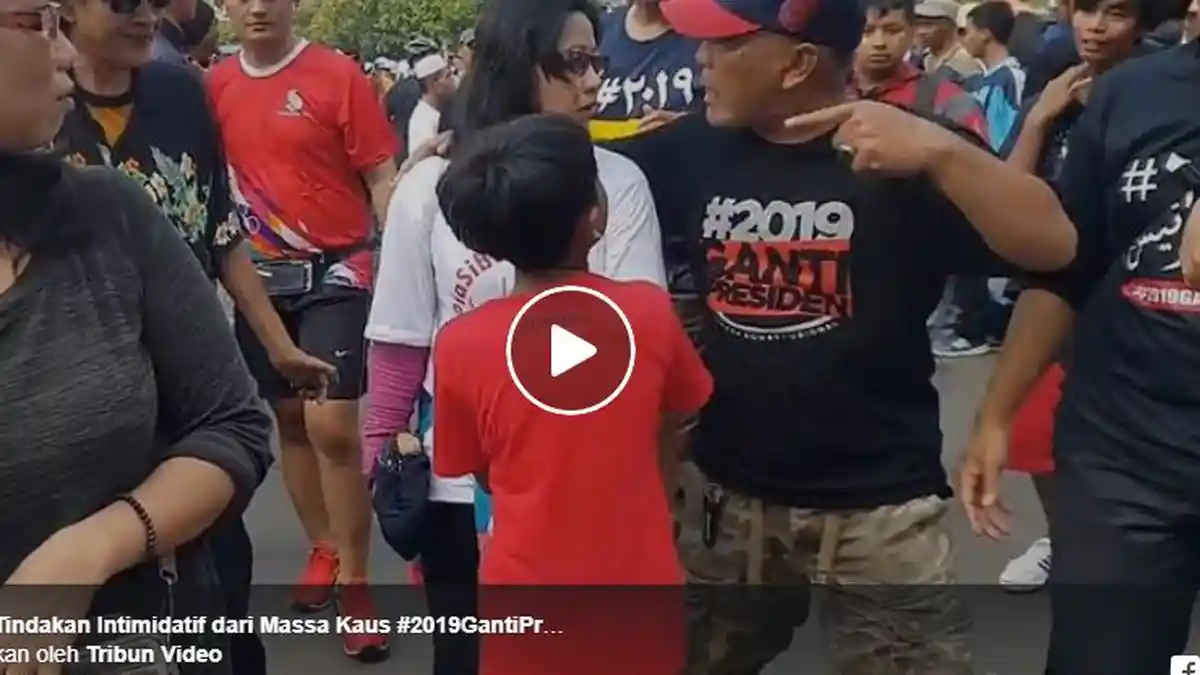 Video Intimidasi Oknum Berkaus #2019GantiPresiden pada Wanita #DiaSibukKerja di CFD