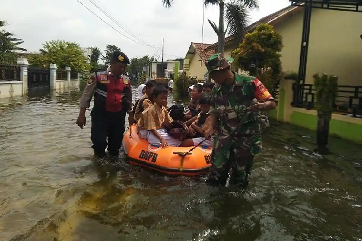 Perjuangan Puluhan Siswa SDN 4 Payaman Kudus Ikuti UTS Saat Banjir, Pulang Pergi Pakai Perahu Karet