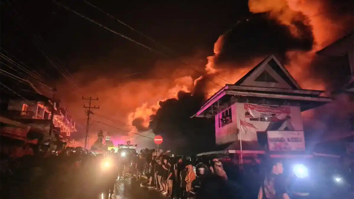 Kebakaran Hebat di Pasar Pagi Sungai Pinyuh, 18 Ruko Terdampak dan 13 Hangus Berat