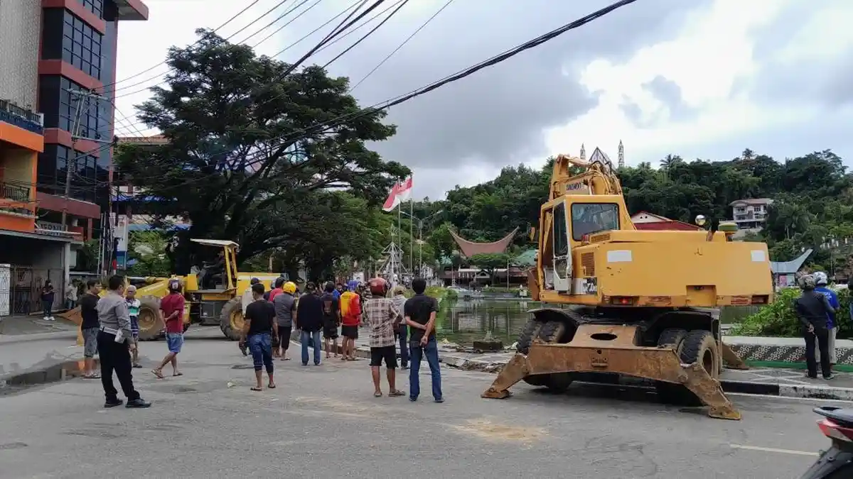 Proses Evakuasi Truk Tronton yang Terjun ke Kolam Makale, Lalulintas Dialihkan