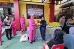 Bhayangkari dan Polwan Brimob Kaltim Salurkan 250 Kg Gula Pasir ke Warga Gunung Sari Ilir Balikpapan
