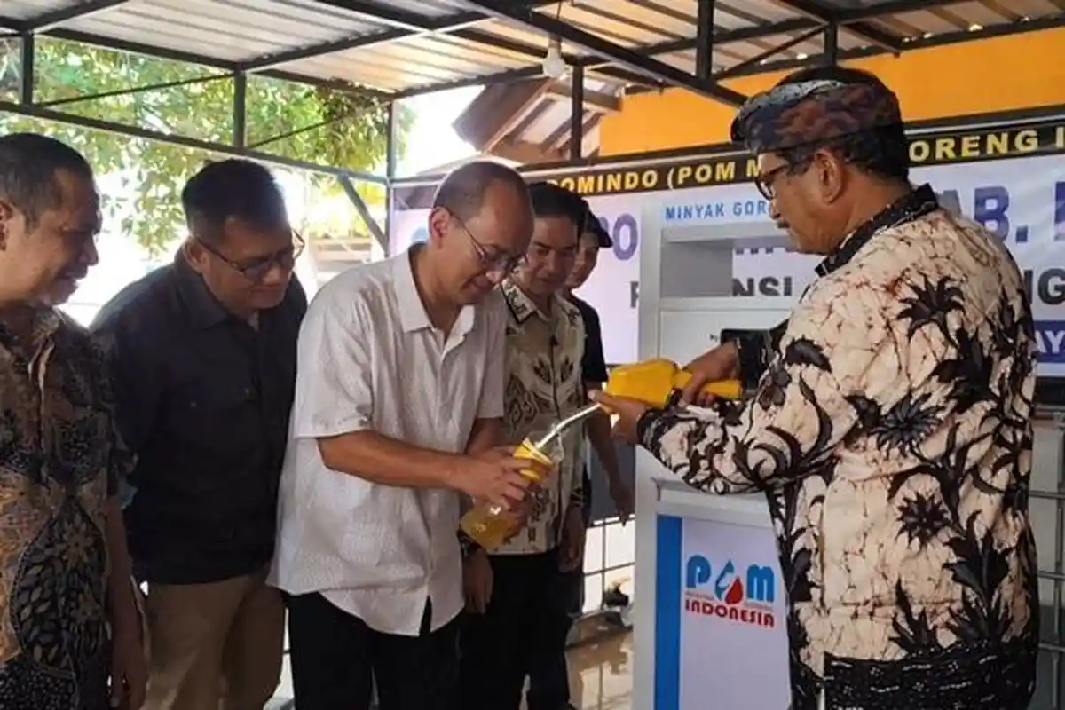 Cukup Bawa Botol, Cara Beli Minyak Goreng di Pomindo Kendal Mirip di SPBU. Beli Rp500 Tetap Dilayani