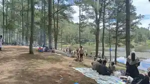 Para-wisatawan-tampak-memadati-destinasi-wisata-Kolam-Blangtasik.jpg