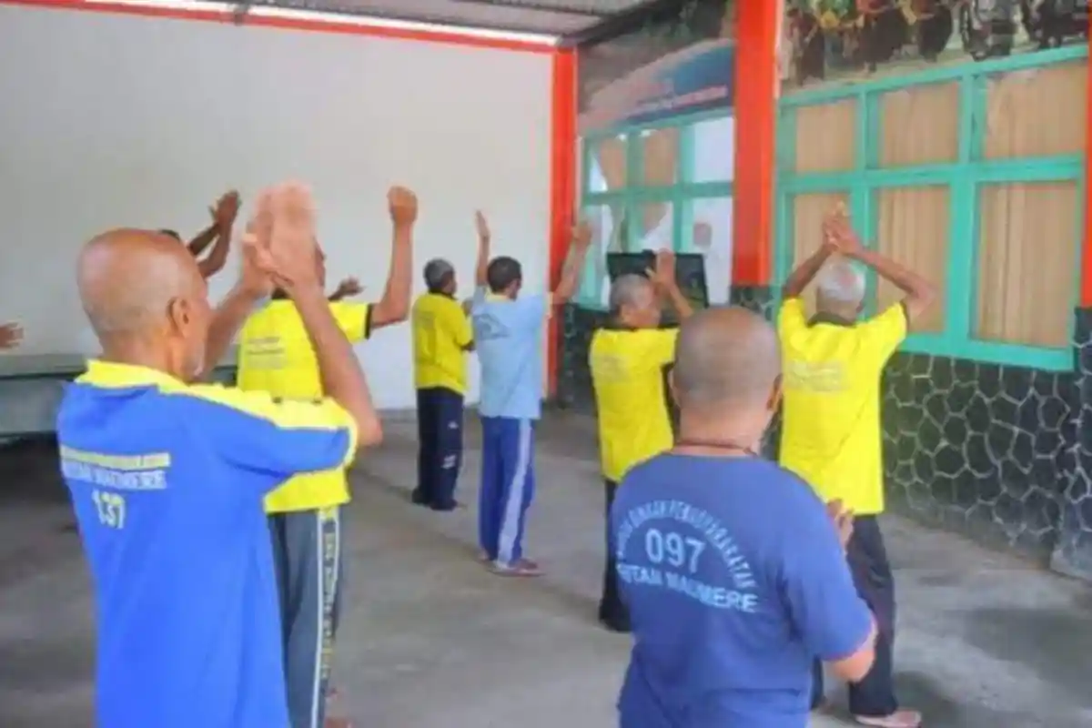 Tingkatkan Kebugaran, Rutan Maumere Luncurkan Program Senam Khusus bagi Warga Binaan Lansia