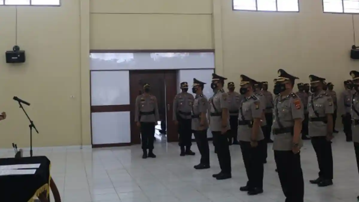 Di Akhir Jabatan, Kapolres Lampung Timur AKBP Wawan Sertijab 4 Perwira
