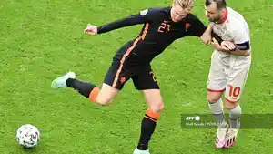 gelandang-belanda-frenkie-de-jong-kiri-bersaing-dengan-goran-pandev.jpg