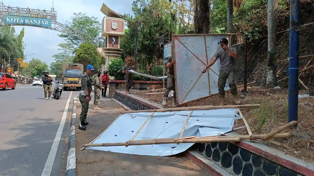 Pilkada, APK Paslon di Banjar Masih Banyak yang Dipasang di Pohon, DLH Minta Tidak Merusak Estetika