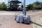 Karung-karung-berisi-sampah-di-sekitar-Alun-Alun-Smart-Pasangkayu-pasca-konser.jpg