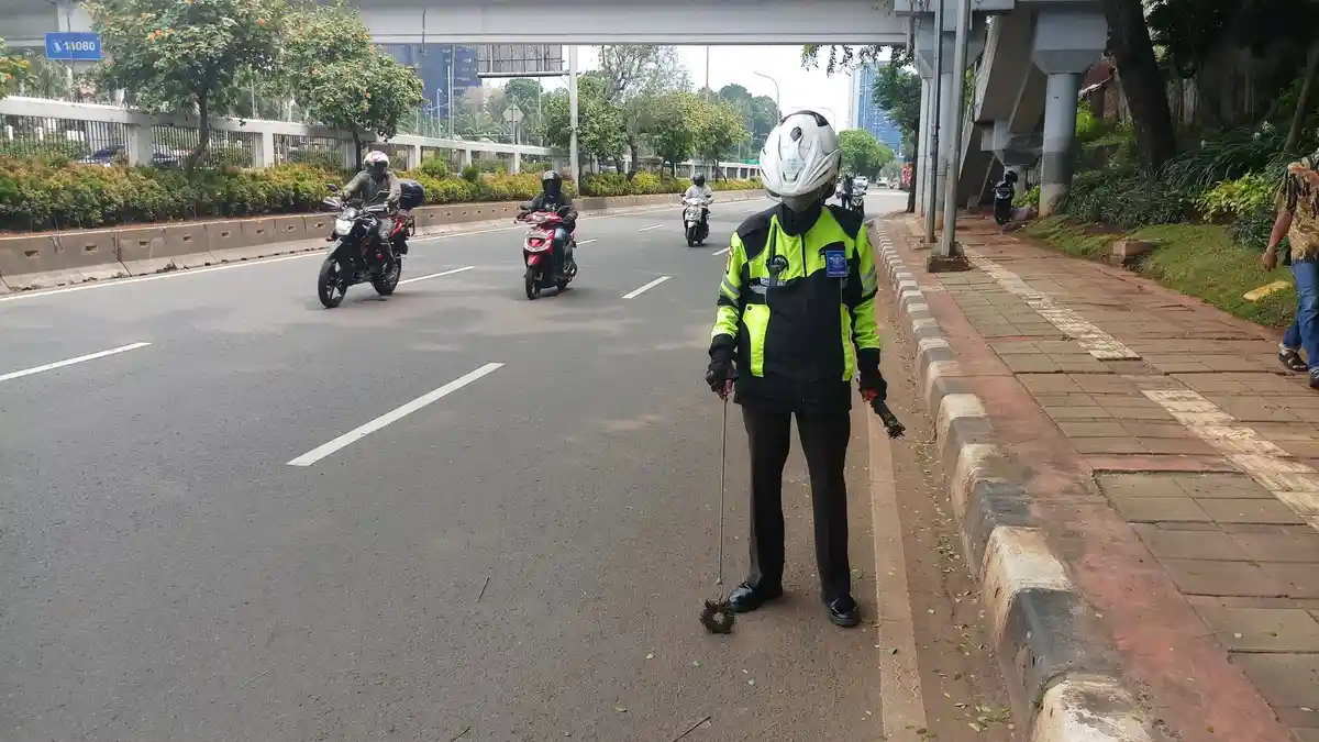 VIDEO: Meski PSBB, Relawan Sapu Bersih Ranjau Paku Tetap Beraksi
