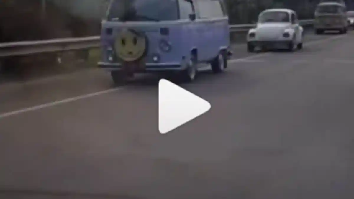Dikawal Polisi, Rombongan Mobil Klasik Melawan Arah Hindari Macet di Tol Jagorawi