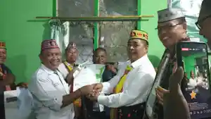 Paket-AKUR-Tarsisius-Syukur-kanan-sedang-menerima-SK-PKB.jpg