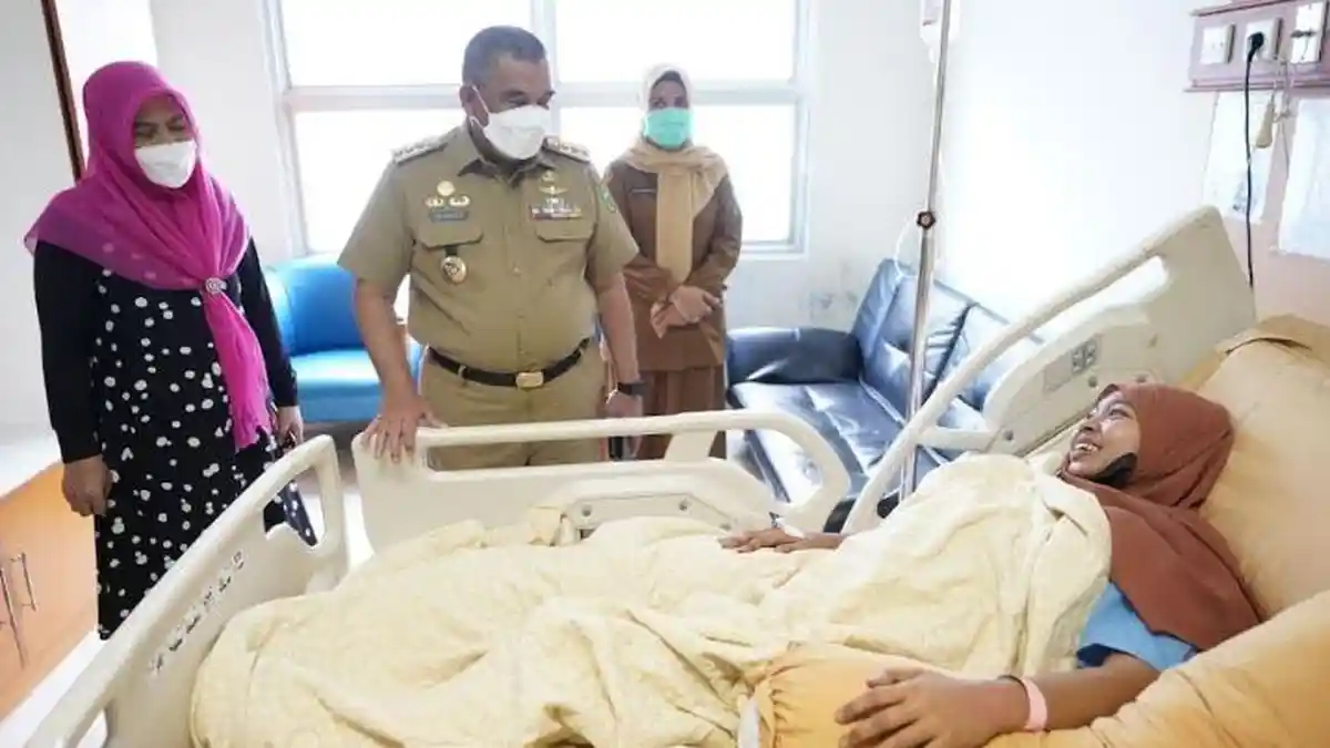 Refni Aulia, Pramusaji Kediaman Gubernur Riau Dirawat, Edy Nasution dan Istri Datang Menjenguk