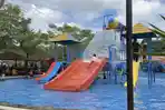 2026-05-30-Wisatawan-menikmati-fasilitas-waterboom-di-Cafe-Reza.jpg