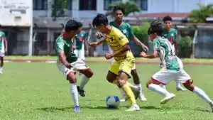 Pemain-Binjai-City-Sport-Club-berupaya-melewati-adangan.jpg