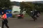 Video-Viral-Aksi-Remaja-Angkat-Ban-Motor-di-Jalan-Dermaga-Pelabuhan-Ferry-Kolaka-Sulawesi-Tenggara.jpg