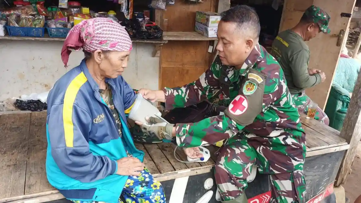 Tim Kesehatan Kodim 0617/Majalengka Keliling Desa Cipasung Berikan ...
