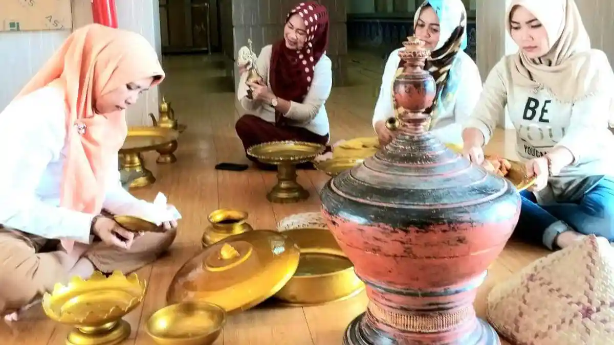Bangkeng,Tempat Simpan Baju Pengantin Melayu yang berusia 100 tahun Dipajang di Museum Batam